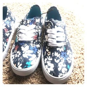Aèropostale Sketched Floral Low-Top Sneakers